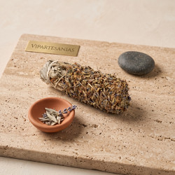 Venta al por mayor de atadito salvia blanca rebozado en lavanda BUEN ROLLITO Vipartesanias, distribuidores de sahumerios
